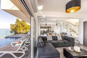 Posezení v ubytování Pomos Seashore villa