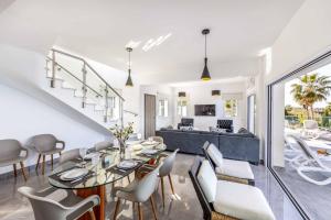 Posezení v ubytování Pomos Seashore villa