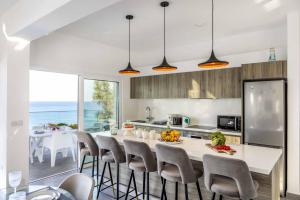Kuchyň nebo kuchyňský kout v ubytování Pomos Seashore villa