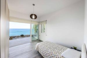 Postel nebo postele na pokoji v ubytování Pomos Seashore villa