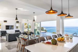 Posezení v ubytování Pomos Seashore villa