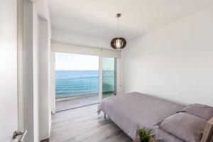 Postel nebo postele na pokoji v ubytování Pomos Seashore villa