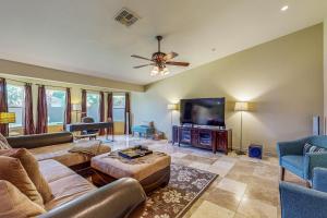 een woonkamer met banken en een flatscreen-tv bij Calle Quito Escape Permit# 217,228 in La Quinta