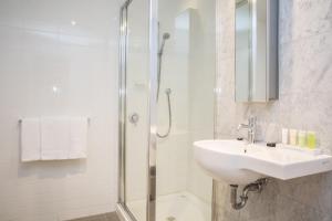 Ένα μπάνιο στο Richmond Central Apartments