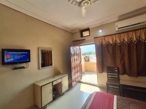 TV a/nebo společenská místnost v ubytování Hotel Om Pushkar