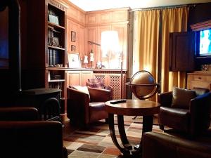 Χώρος καθιστικού στο Chambre lumineuse avec espaces communs et court de tennis à Aydoilles - FR-1-589-713