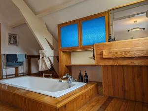un bagno con ampia vasca e lavandino di Chambre calme avec Wifi et parking sécurisé, proche naturaleza - FR-1-590-501 a Presnoy