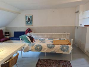 una camera da letto con un letto e un tavolo di Chambre calme avec Wifi et parking sécurisé, proche naturaleza - FR-1-590-501 a Presnoy