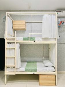 Palanda nebo palandy na pokoji v ubytování Amy 2 Hostel Hue