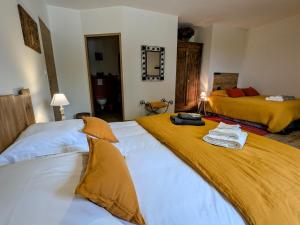 una camera con due letti e asciugamani sul letto di Chambre 4 pers avec piscine chauffée & WiFi - FR-1-591-708 a Faverolles