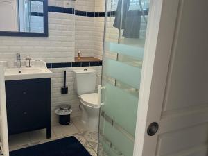 ein Badezimmer mit Toilette und Waschbecken in der Unterkunft Chambres d'hôtes proche Valençay avec petit déjeuner inclus et parking - FR-1-591-698 in Fontguenand