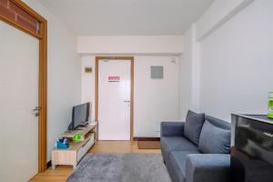 Un televizor și/sau centru de divertisment la Comfortable and Tidy 2BR at Cinere Resort Apartment By Travelio