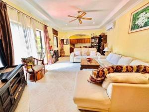 Posezení v ubytování Luxury 205sqm Pool Villa in Central Location 5min to Beach & Walking Street