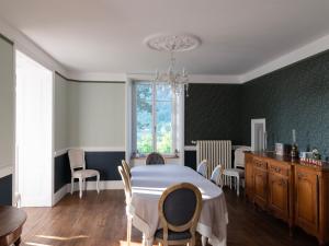 ein Esszimmer mit Tisch und Stühlen in der Unterkunft Chambre Gentiane - 2 Lits Doubles & Sauna, Idéale Famille - FR-1-589-747 in Sapois + 27 Fotos