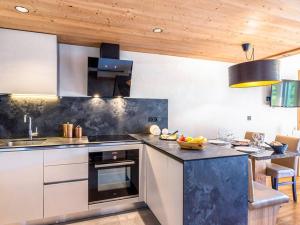 Kuchyň nebo kuchyňský kout v ubytování Appartement 3 pièces avec Spa et Parking aux Saisies - FR-1-810-7 + 7 fotografií