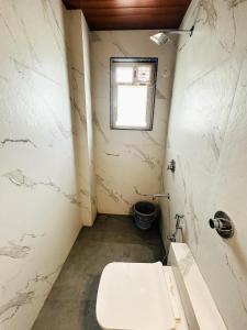 Koupelna v ubytování Hotel Five Star + 16 fotografií