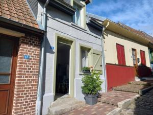 a row of small houses with a red door at L'Hermitage in Auxi-le-Château