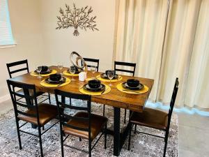 - une table à manger avec des chaises et une table en bois avec de la nourriture dans l'établissement House 3-Bed 2,5-Bath FREE Parking with Washer Dryer inside, à The Woodlands