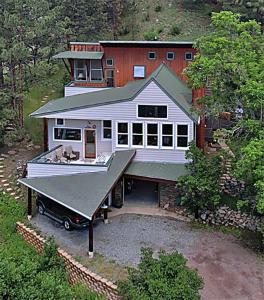 una vista aérea de una casa con garaje en Creekside Craftsman Cabin with Jacuzzi - Alpine Splendor 6 Mins to downtown, en Boulder