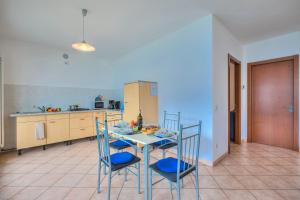 Η κουζίνα ή μικρή κουζίνα στο Va Pensiero sul lago Stunning View - Happy Rentals