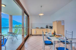Η κουζίνα ή μικρή κουζίνα στο Va Pensiero sul lago Stunning View - Happy Rentals