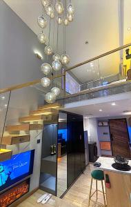 TV a/nebo společenská místnost v ubytování 龙湖高新天街店Loft房