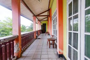 un balcon vide d'un bâtiment avec une table et des chaises dans l'établissement Hotel Dienda Hayu, à Lombok 9 autres photos