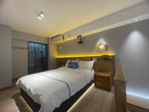 Postel nebo postele na pokoji v ubytování 龙湖高新天街店Loft房