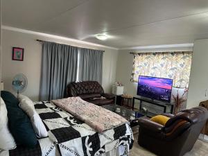 ヨハネスブルグにあるCasa Eastgateのリビングルーム(ベッド1台、薄型テレビ付)