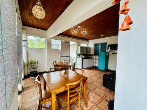 ゴールにあるTraveller's Lodge Unawatunaのテーブルと椅子のあるキッチンとダイニングルーム