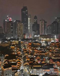 重庆重庆市十八梯一号民宿的城市天际线,夜晚有很多建筑