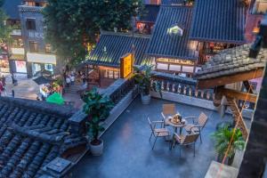 重庆重庆市十八梯一号民宿的享有带桌椅的建筑的顶部景致