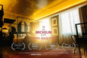 马六甲罗莎马六甲酒店的一张酒店卧室的标志