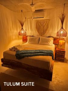 a bed in a room with two lamps on it at Villa Turquesa - Home in Morro de São Paulo