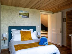 Schlafzimmer mit einem Bett mit blauem Kopfteil in der Unterkunft Chambre Gentiane - 2 Lits Doubles & Sauna, Idéale Famille - FR-1-589-747 in Sapois