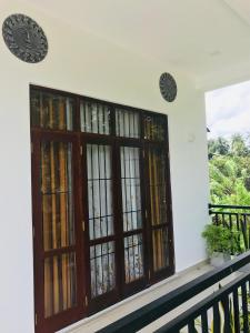 Balkón nebo terasa v ubytování Sri White Villa Airport Boutique Hotel