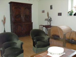 a living room with two chairs and a table at Détente à Montigny : 4 Chambres, Terrasse, Jardin - FR-1-585-154 in Montigny-lès-Vaucouleurs