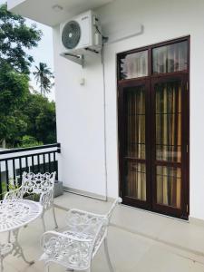 Balkón nebo terasa v ubytování Sri White Villa Airport Boutique Hotel