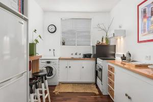 Η κουζίνα ή μικρή κουζίνα στο Modern City-Fringe Apartment in New Town