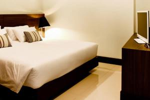 Postel nebo postele na pokoji v ubytování Crystal Suites Suvarnbhumi Airport