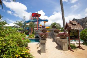 Bazén v ubytování Phuket Orchid Resort and Spa nebo v jeho okolí