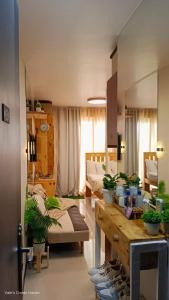 una sala de estar con plantas sobre una mesa de madera en Saekyung Condo with Balcony and Pool Near Mactan Airport, en Lapu Lapu City