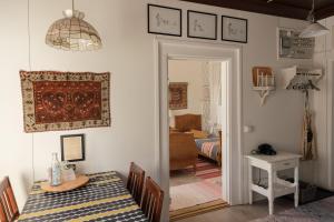 un comedor con una mesa y una habitación en Pikisaari Apartment, en Oulu 12 fotos más