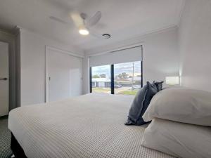 Postel nebo postele na pokoji v ubytování Stylish Stay 4BR Central Wagga