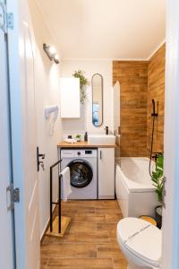 ein Badezimmer mit Waschmaschine und Waschmaschine in der Unterkunft Ten House in Piteşti