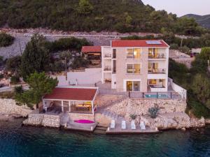 una vista aerea di una casa in acqua di Villa Simpleza - Six Bedroom Villa with Private Pool and Jacuzzi a Klek
