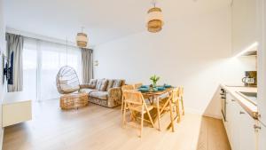 Kuchyňa alebo kuchynka v ubytovaní Apartamenty Sun & Snow Polanki Aqua z basenem