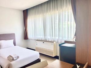 Postel nebo postele na pokoji v ubytování Crystal Suites Suvarnbhumi Airport