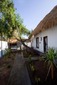 Gallery image of Black & White Cottages in Gili Trawangan