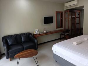 TV a/nebo společenská místnost v ubytování Hastina Hotel Lombok